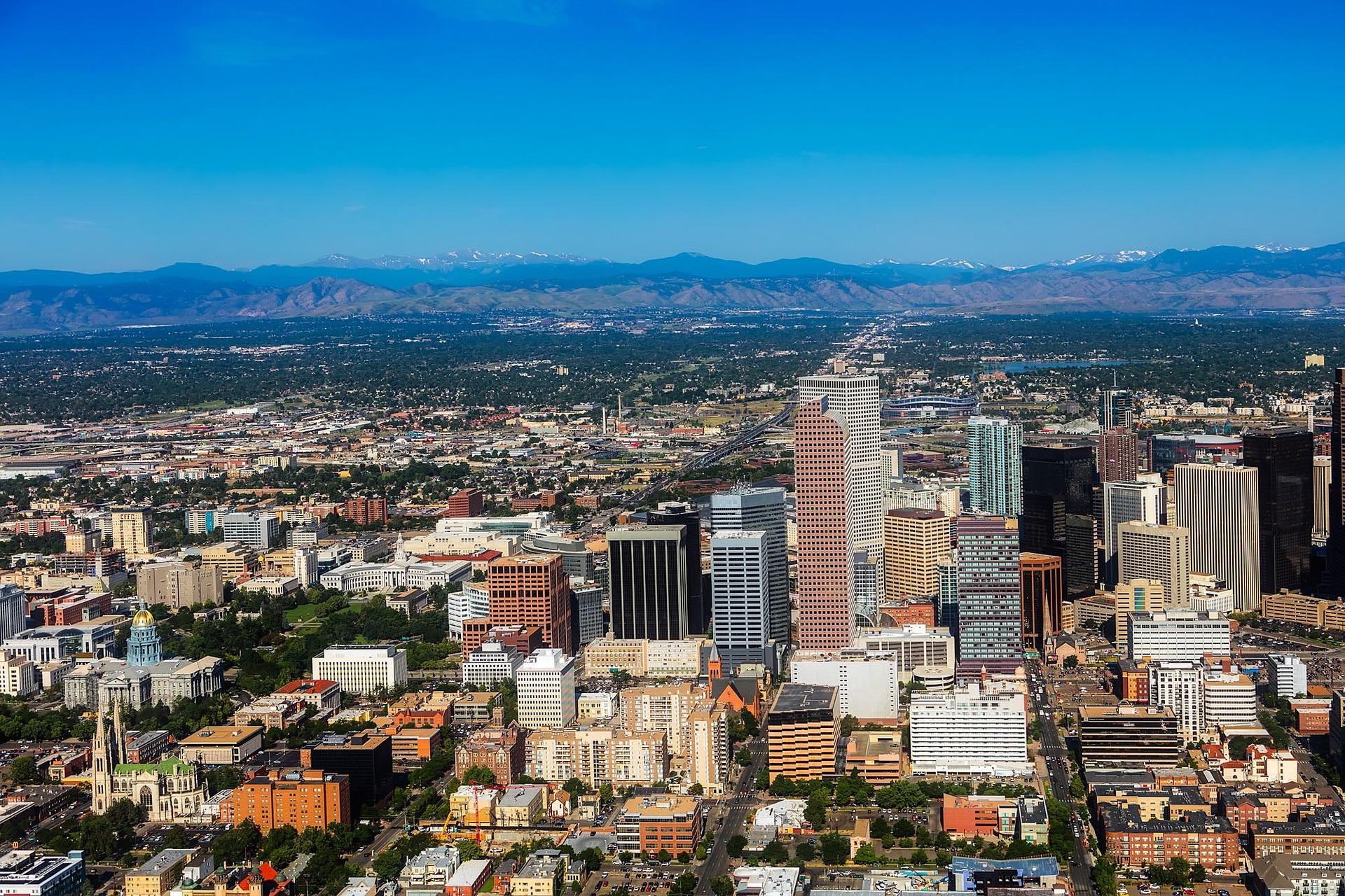 Denver vs. Tucson Gem Show: Which One Should You Visit? (A Complete Comparison)